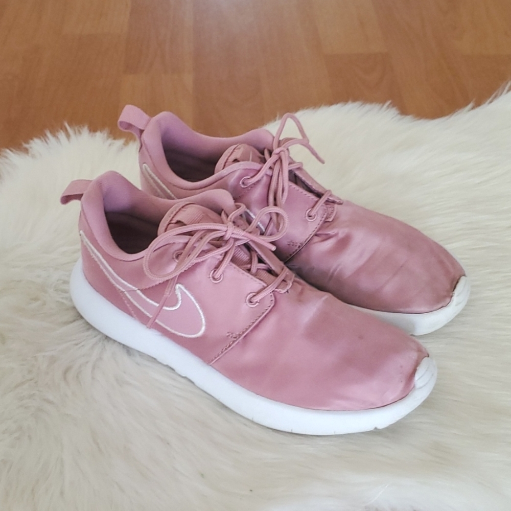 Nike Roshe One pink girls youth sneakers sz 2Y